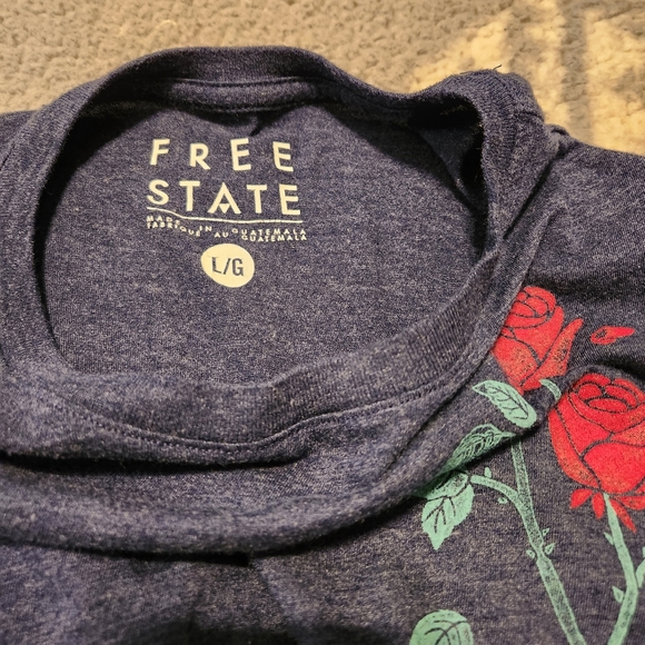 Free State blue tshirt rose motif sz L rosebud vine on chest - Picture 3 of 7